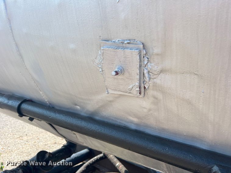 image for item LB9383 Oil tank