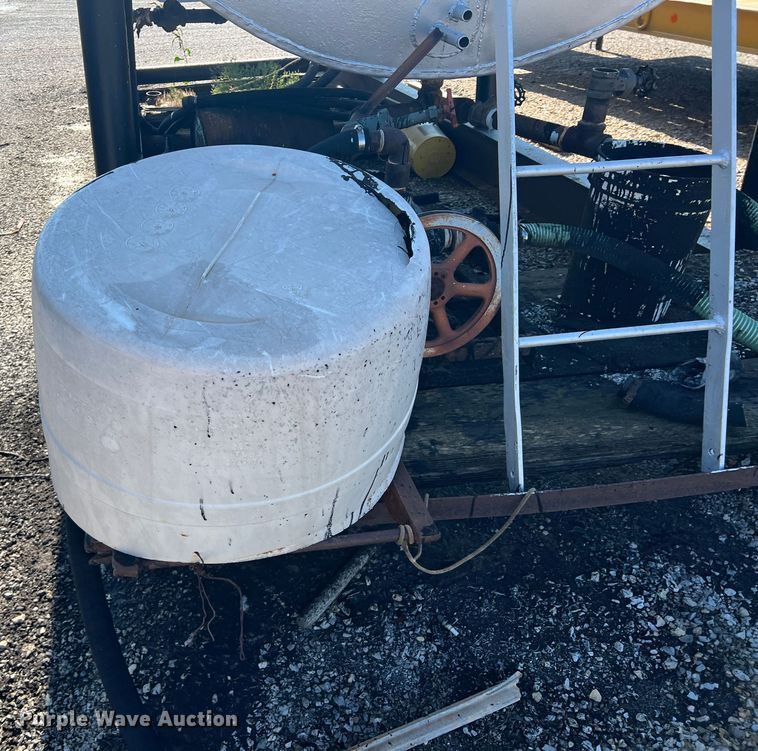 image for item LB9383 Oil tank