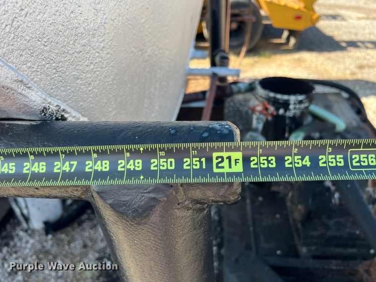 image for item LB9383 Oil tank