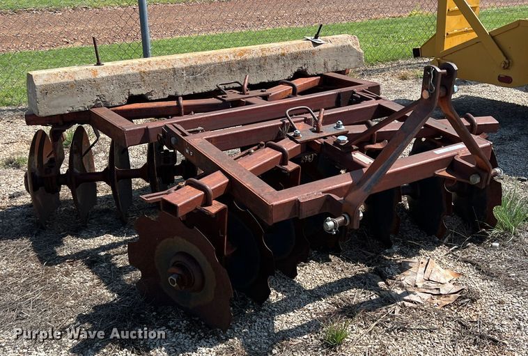 image for item LB9389 Massey Fergusen MF27  tandem disk