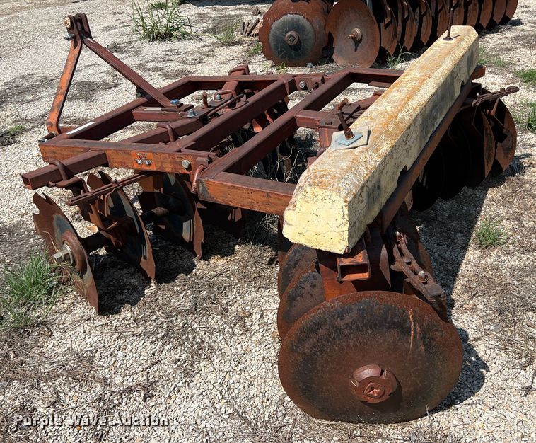 image for item LB9389 Massey Fergusen MF27  tandem disk