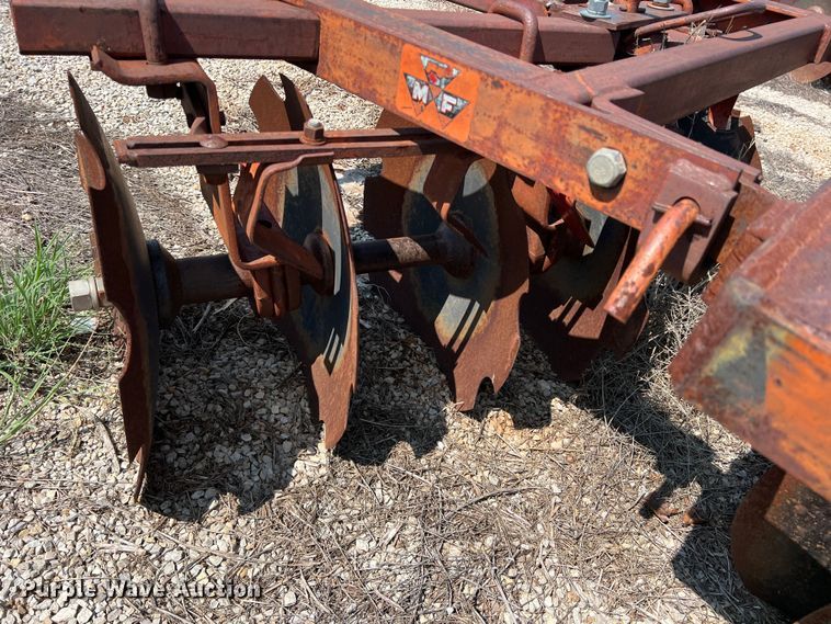 image for item LB9389 Massey Fergusen MF27  tandem disk