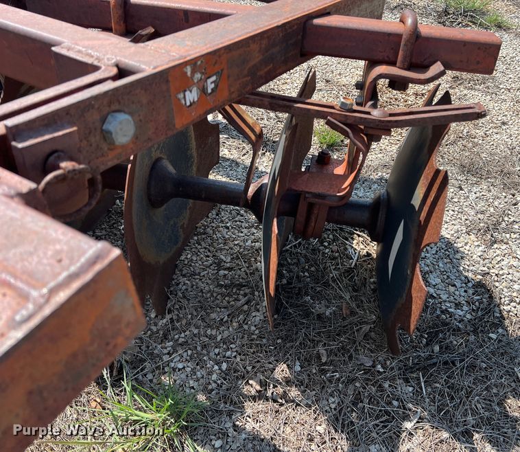 image for item LB9389 Massey Fergusen MF27  tandem disk