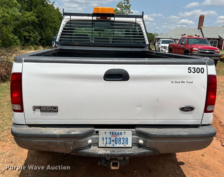 image for item LB9394 2000 Ford F350 Super Duty  Crew Cab pickup truck