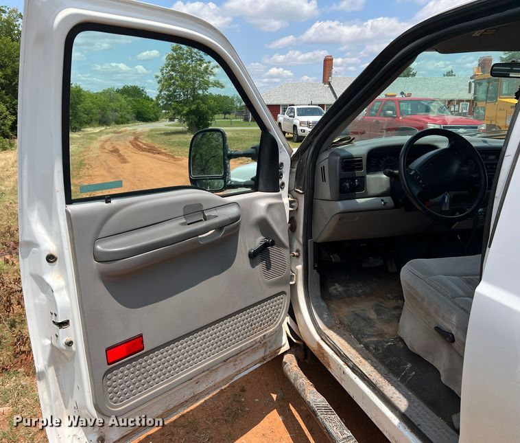 image for item LB9394 2000 Ford F350 Super Duty  Crew Cab pickup truck