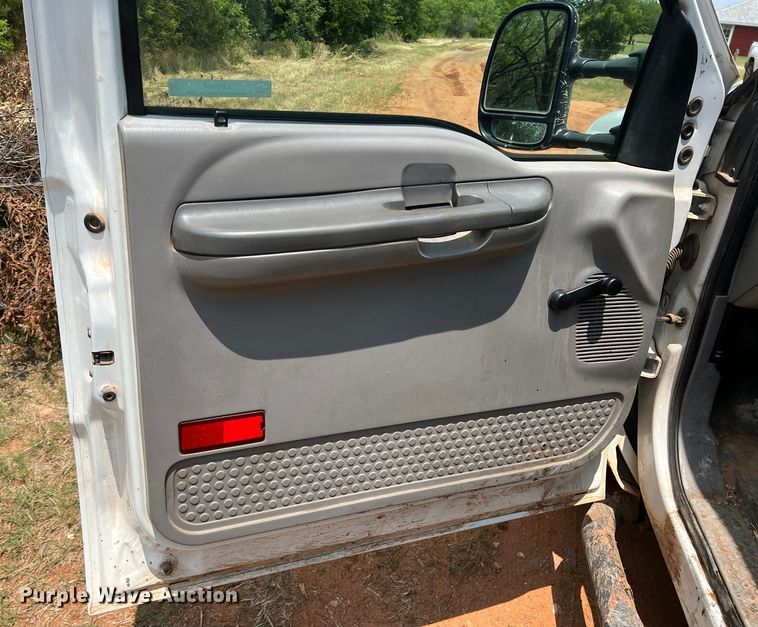 image for item LB9394 2000 Ford F350 Super Duty  Crew Cab pickup truck