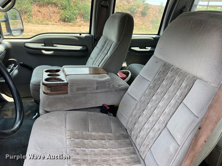 image for item LB9394 2000 Ford F350 Super Duty  Crew Cab pickup truck