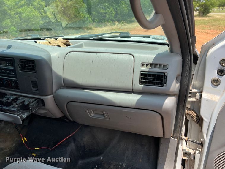 image for item LB9394 2000 Ford F350 Super Duty  Crew Cab pickup truck