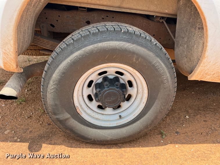 image for item LB9394 2000 Ford F350 Super Duty  Crew Cab pickup truck