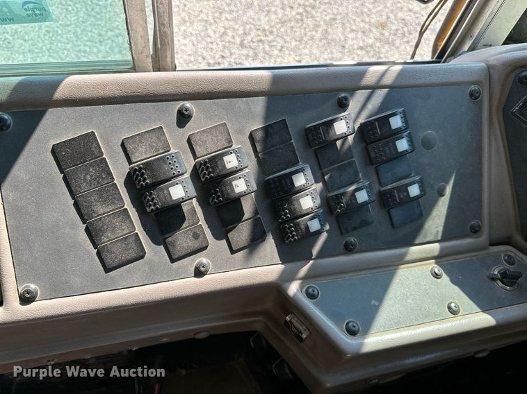 image for item LG9270 2002 American  school bus