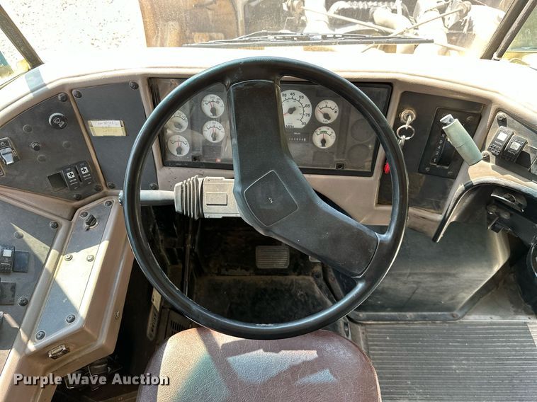 image for item LG9270 2002 American  school bus