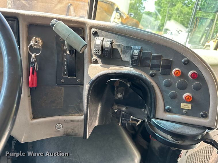 image for item LG9270 2002 American  school bus