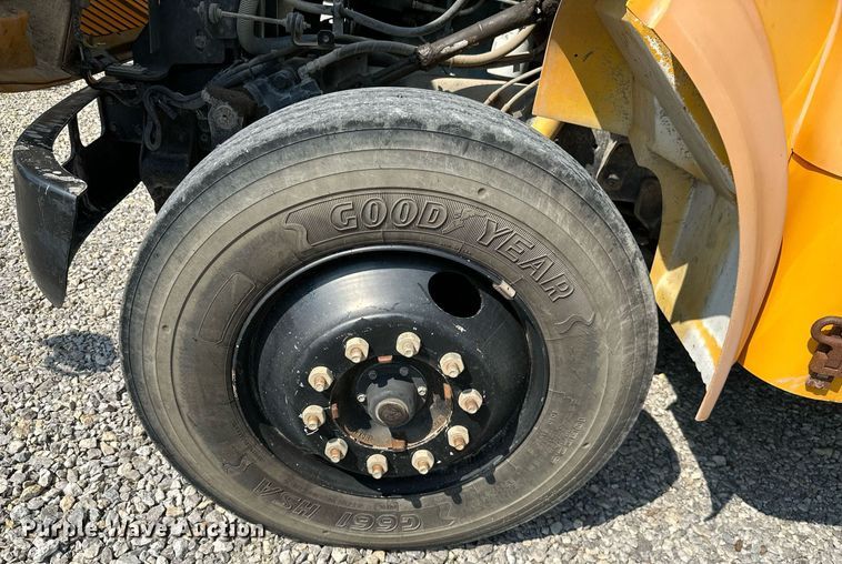 image for item LG9270 2002 American  school bus