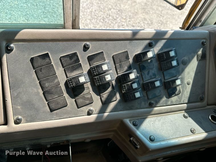 image for item LG9271 2002 American  school bus