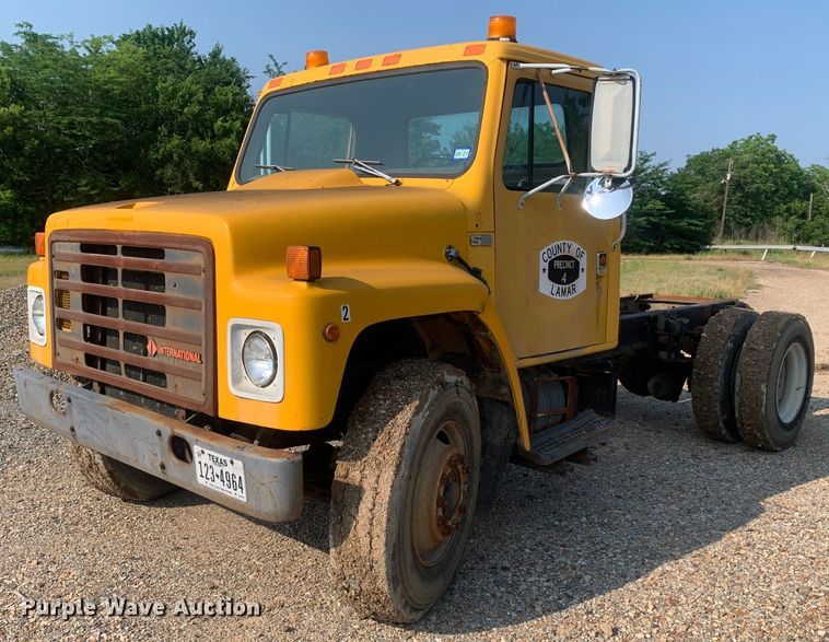 image for item LH9652 1986 International S1700  truck cab and chassis