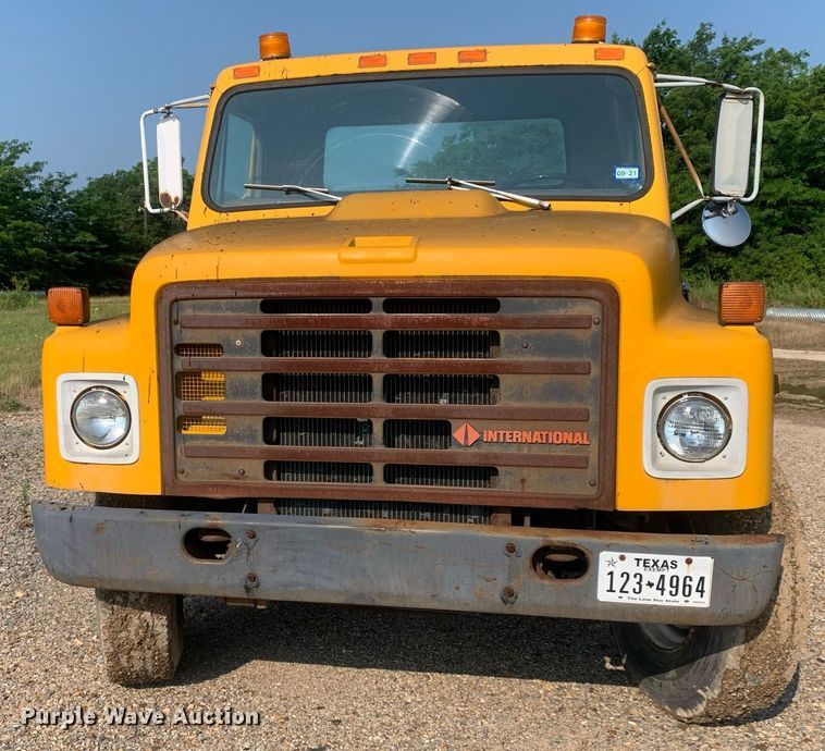 image for item LH9652 1986 International S1700  truck cab and chassis