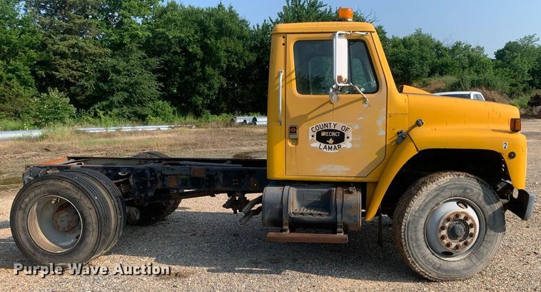 image for item LH9652 1986 International S1700  truck cab and chassis