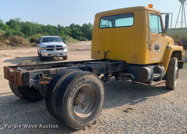 image for item LH9652 1986 International S1700  truck cab and chassis