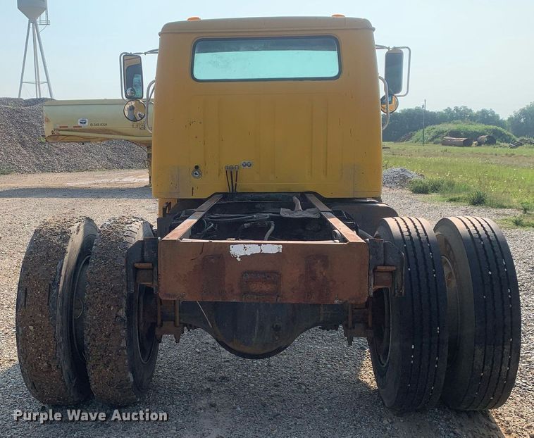 image for item LH9652 1986 International S1700  truck cab and chassis