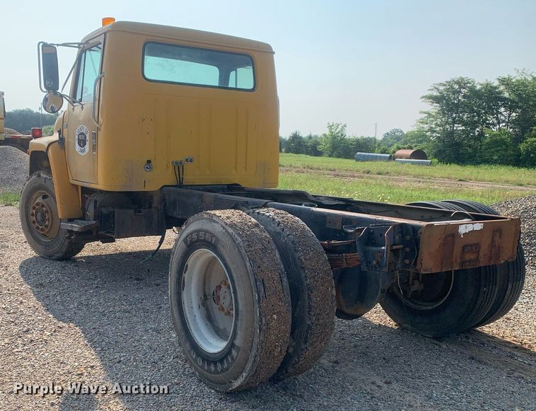 image for item LH9652 1986 International S1700  truck cab and chassis