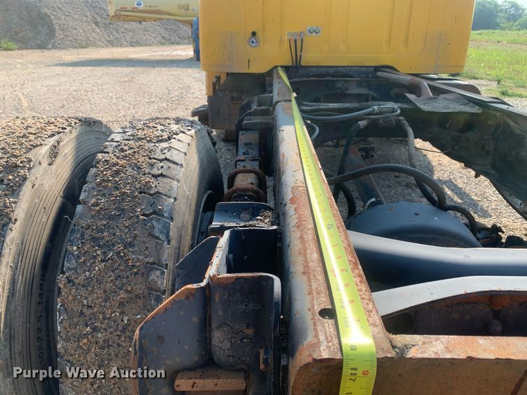 image for item LH9652 1986 International S1700  truck cab and chassis