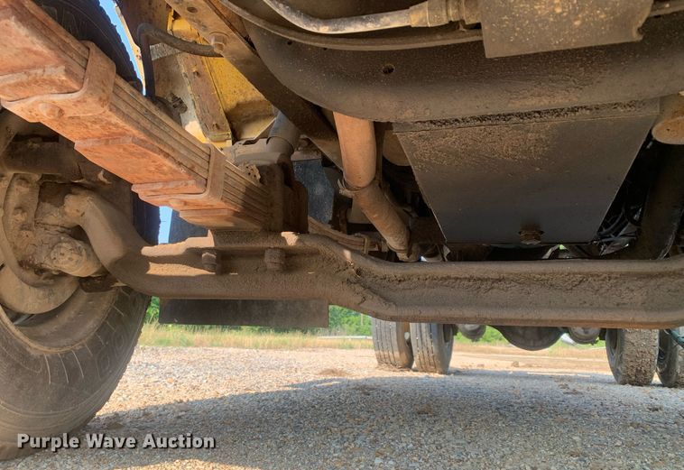 image for item LH9652 1986 International S1700  truck cab and chassis