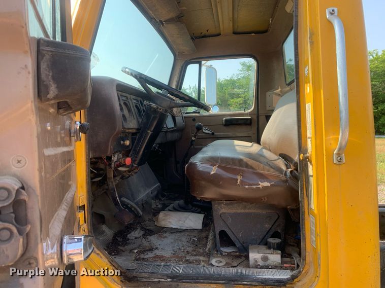 image for item LH9652 1986 International S1700  truck cab and chassis