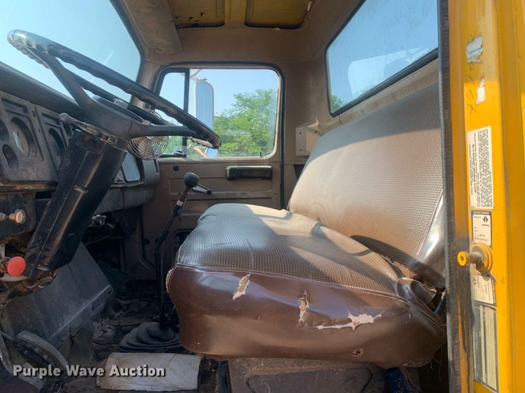 image for item LH9652 1986 International S1700  truck cab and chassis