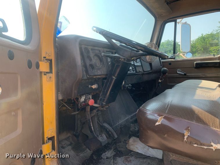 image for item LH9652 1986 International S1700  truck cab and chassis