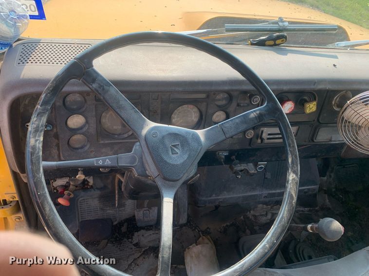 image for item LH9652 1986 International S1700  truck cab and chassis