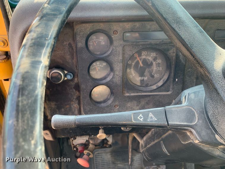 image for item LH9652 1986 International S1700  truck cab and chassis