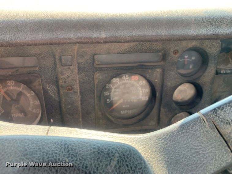 image for item LH9652 1986 International S1700  truck cab and chassis