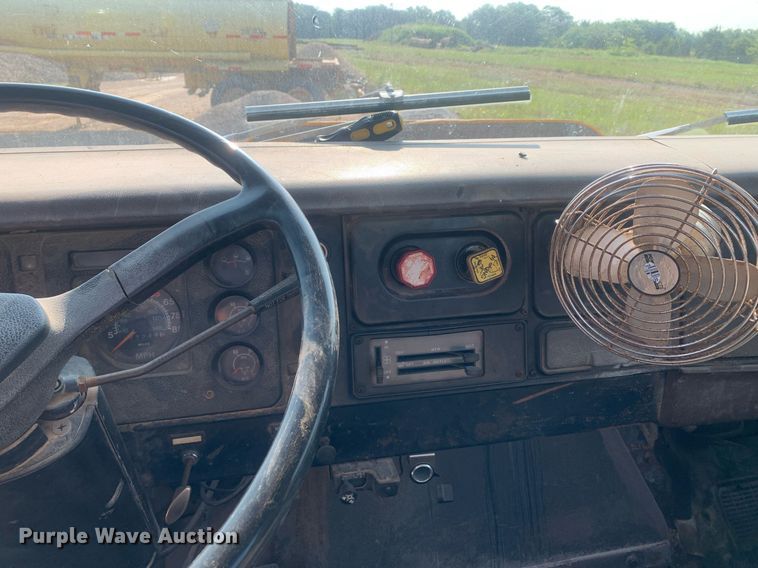 image for item LH9652 1986 International S1700  truck cab and chassis