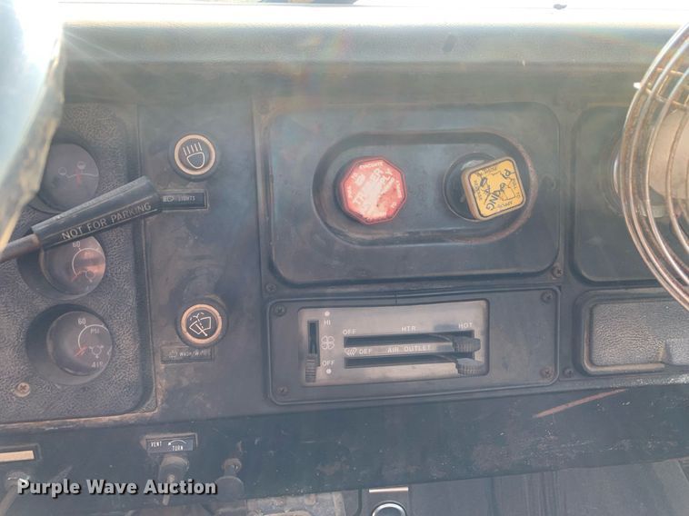 image for item LH9652 1986 International S1700  truck cab and chassis