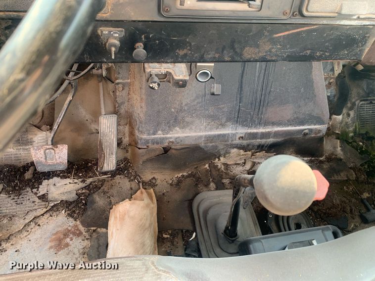 image for item LH9652 1986 International S1700  truck cab and chassis