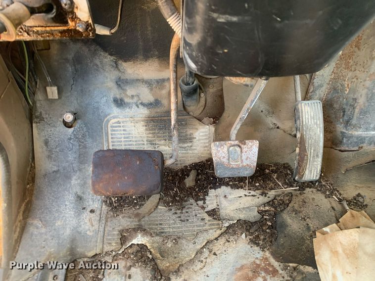 image for item LH9652 1986 International S1700  truck cab and chassis