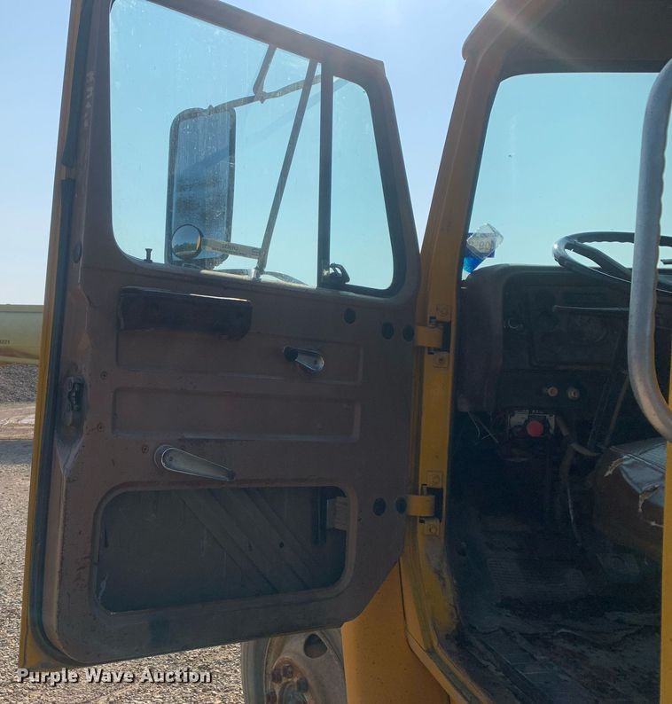 image for item LH9652 1986 International S1700  truck cab and chassis