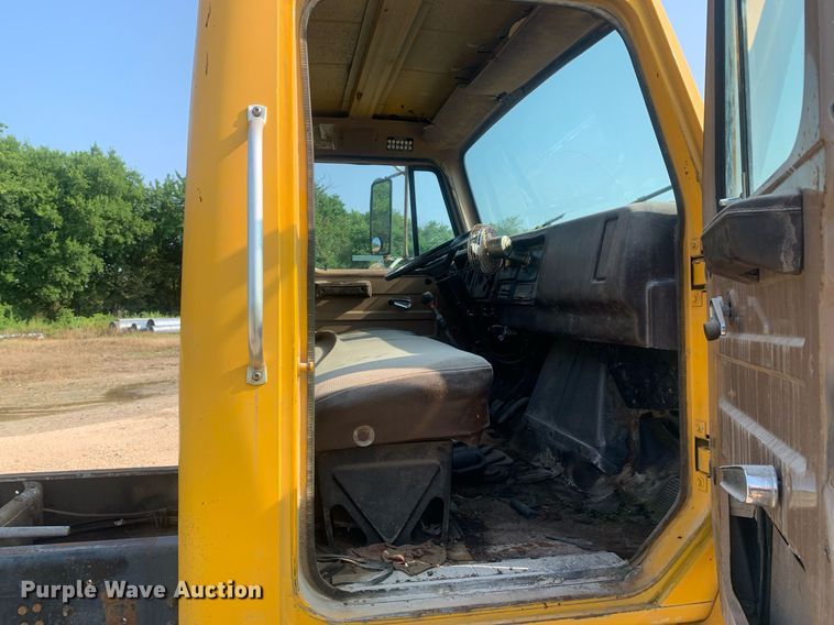 image for item LH9652 1986 International S1700  truck cab and chassis