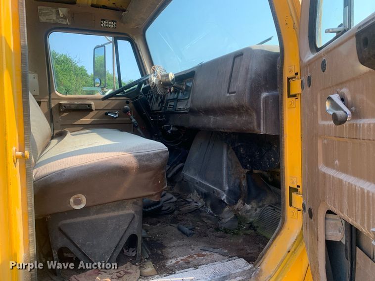 image for item LH9652 1986 International S1700  truck cab and chassis