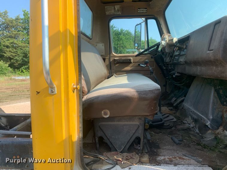 image for item LH9652 1986 International S1700  truck cab and chassis