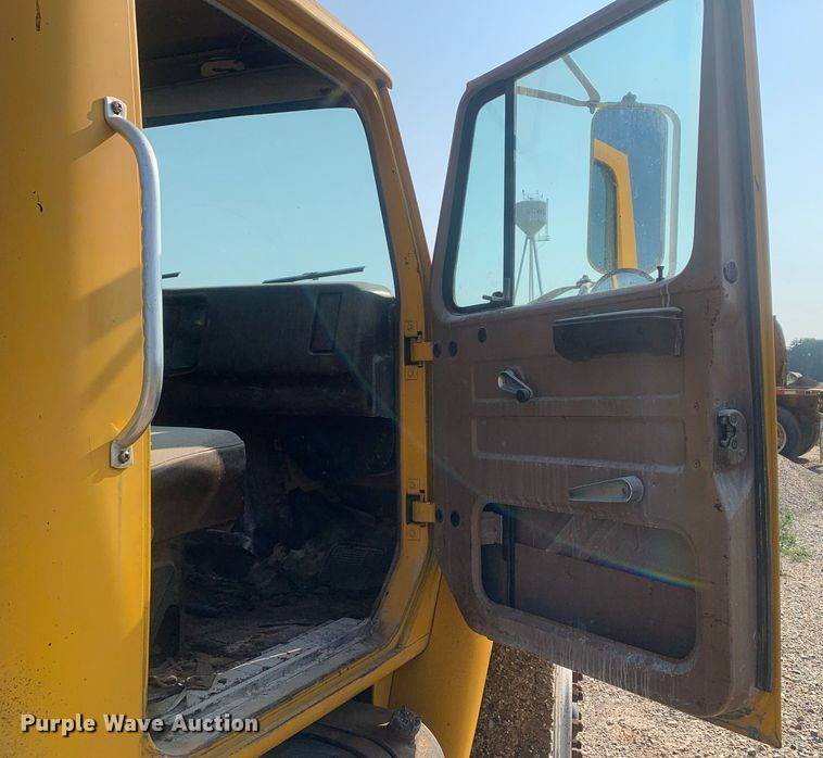 image for item LH9652 1986 International S1700  truck cab and chassis