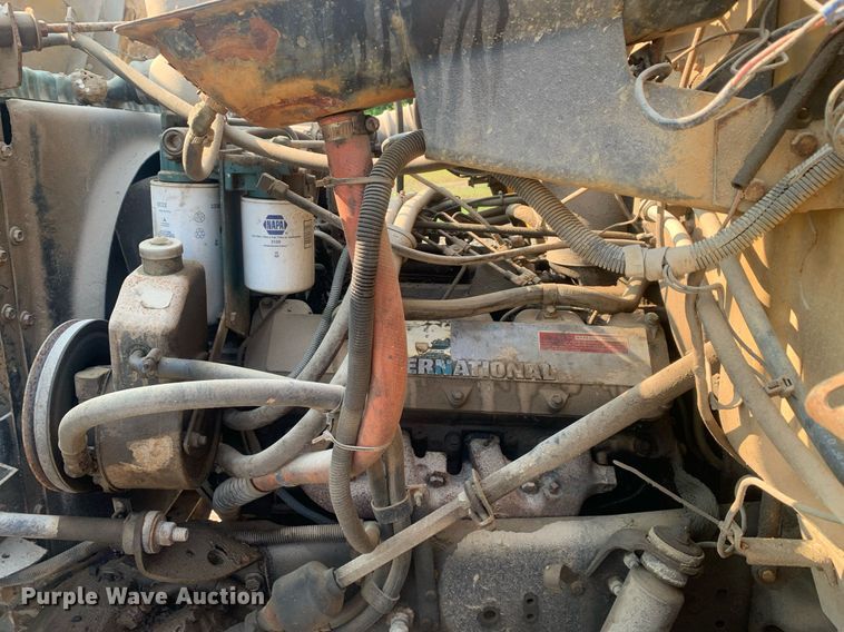 image for item LH9652 1986 International S1700  truck cab and chassis