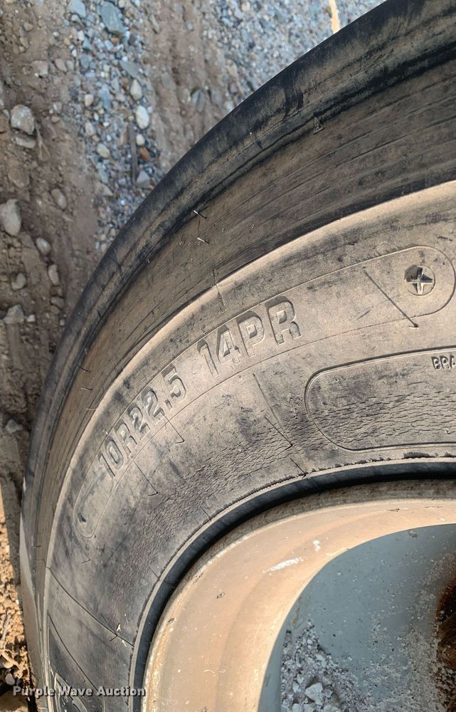 image for item LH9652 1986 International S1700  truck cab and chassis