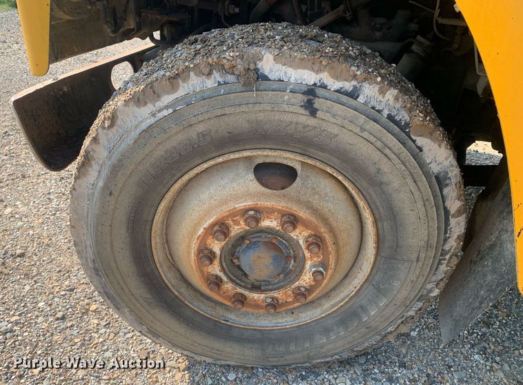 image for item LH9652 1986 International S1700  truck cab and chassis