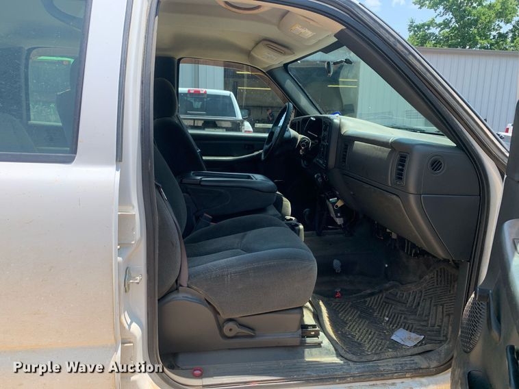 image for item LH9664 2005 Chevrolet Silverado 3500  Crew Cab pickup truck