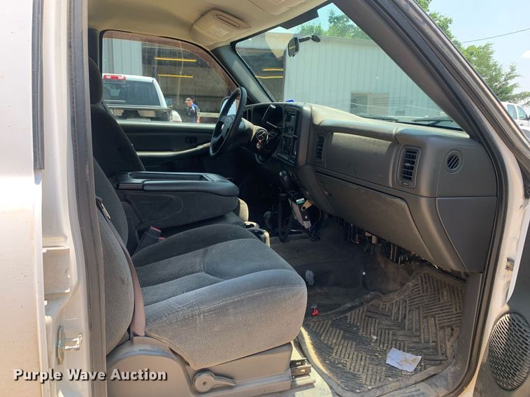 image for item LH9664 2005 Chevrolet Silverado 3500  Crew Cab pickup truck