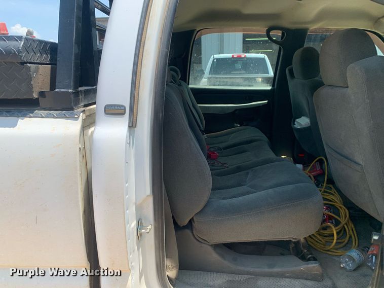 image for item LH9664 2005 Chevrolet Silverado 3500  Crew Cab pickup truck