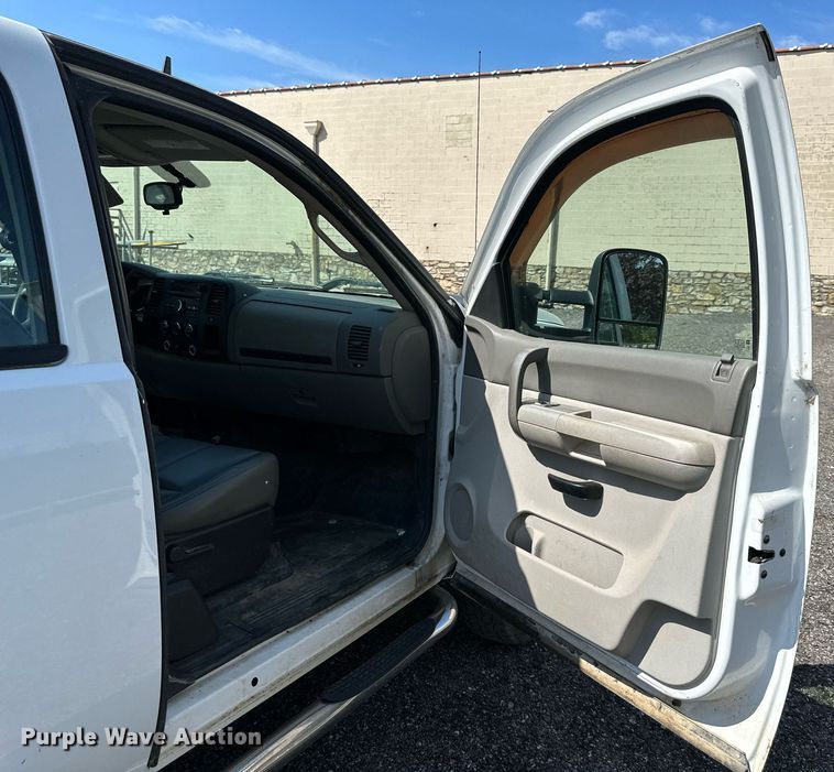 image for item LN9236 2009 Chevrolet Silverado 2500HD  Ext. Cab pickup truck