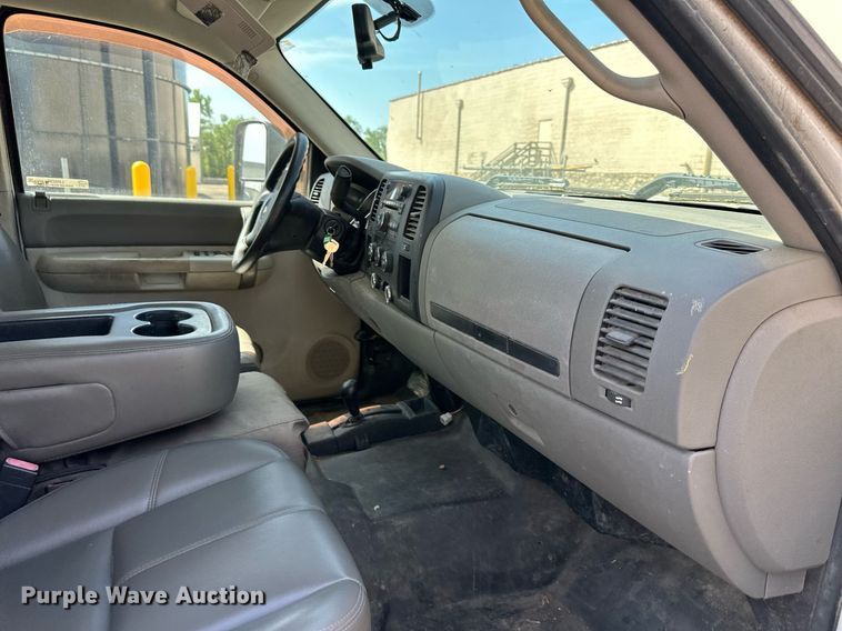 image for item LN9236 2009 Chevrolet Silverado 2500HD  Ext. Cab pickup truck