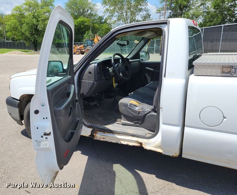 image for item LS9551 2005 Chevrolet Silverado 1500  pickup truck